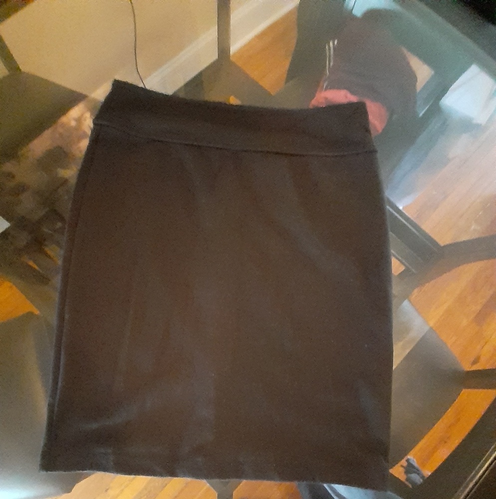 Black fitted skirt